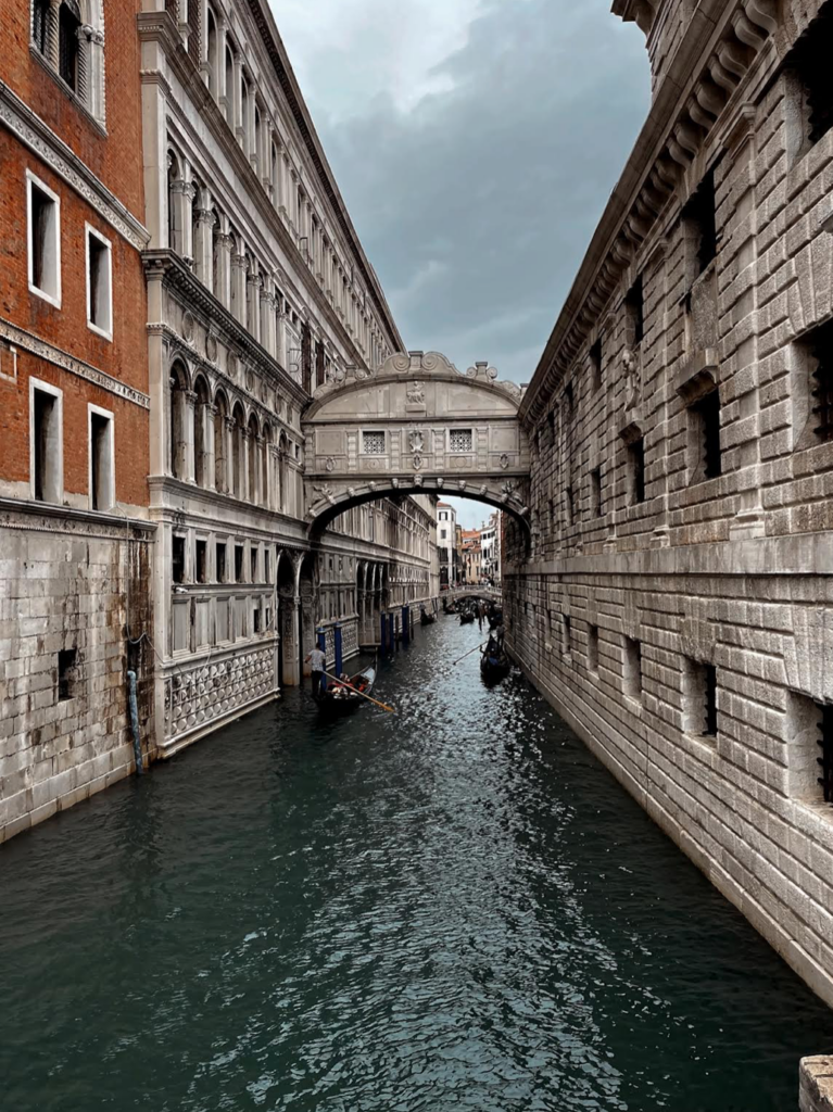 Bridge os sighs, unmissable landmark to see on a day trip to Venice from Rome.