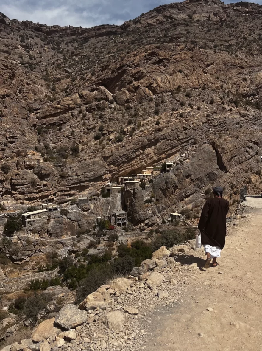 View of the Suwgra from the road