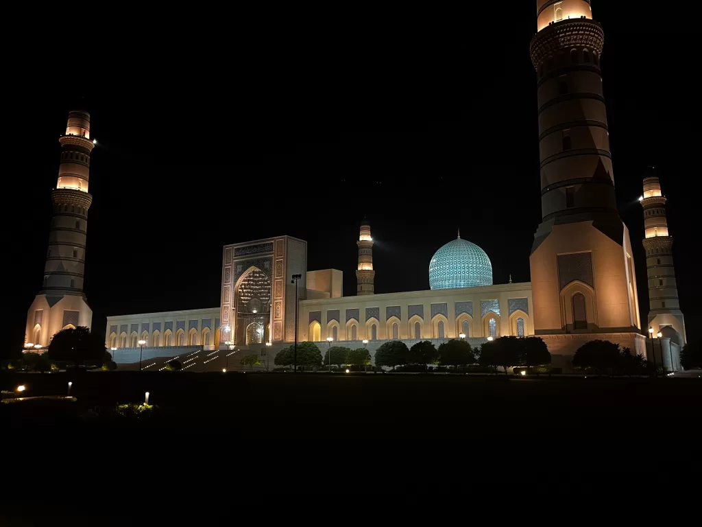 Sultan Qaboos Grand Mosque in Sohar Oman is so peaceful at night