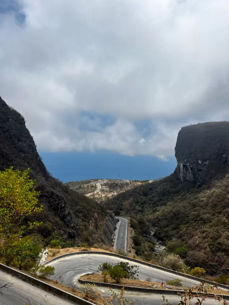 the road from salalah to the yemen border